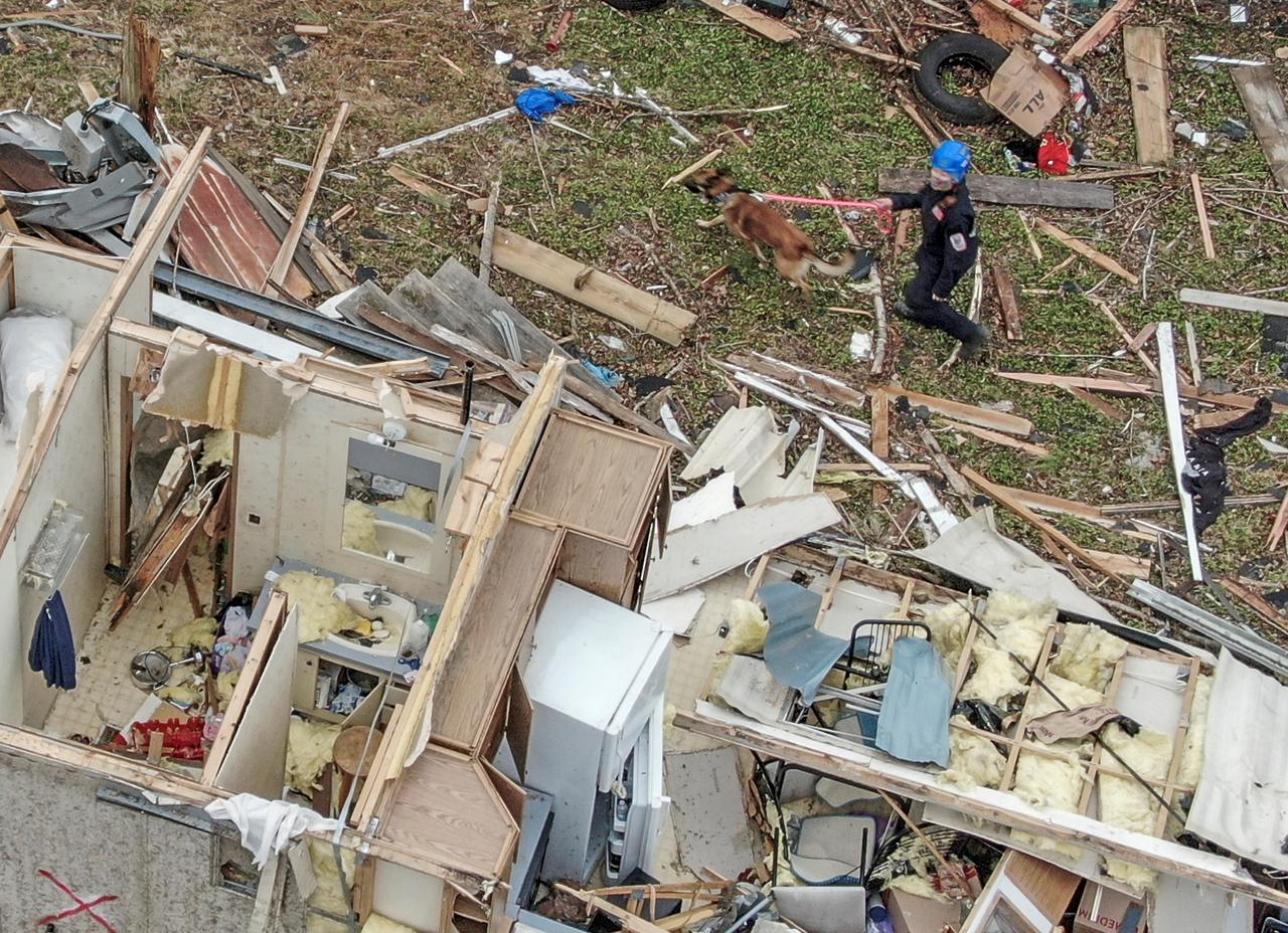 Dos bebés sobrevivieron al reciente tornado en Kentucky a pesar de que la tormenta arrancó la bañera donde estaban y la tiró por los aires, relató la abuela de los chicos. (ARCHIVO)
