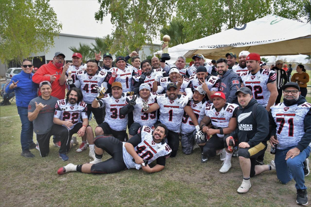 El equipo Raptors se coronó campeón de la Liga de Futbol Americano Arena HAF, en su temporada “Jaime Humberto “Tapón” Martínez Moreno”, luego de vencer esta tarde a la escuadra de Borregos por marcador de 31 puntos a 19, en un gran partido disputado en los campos La Unión, de esta ciudad.
