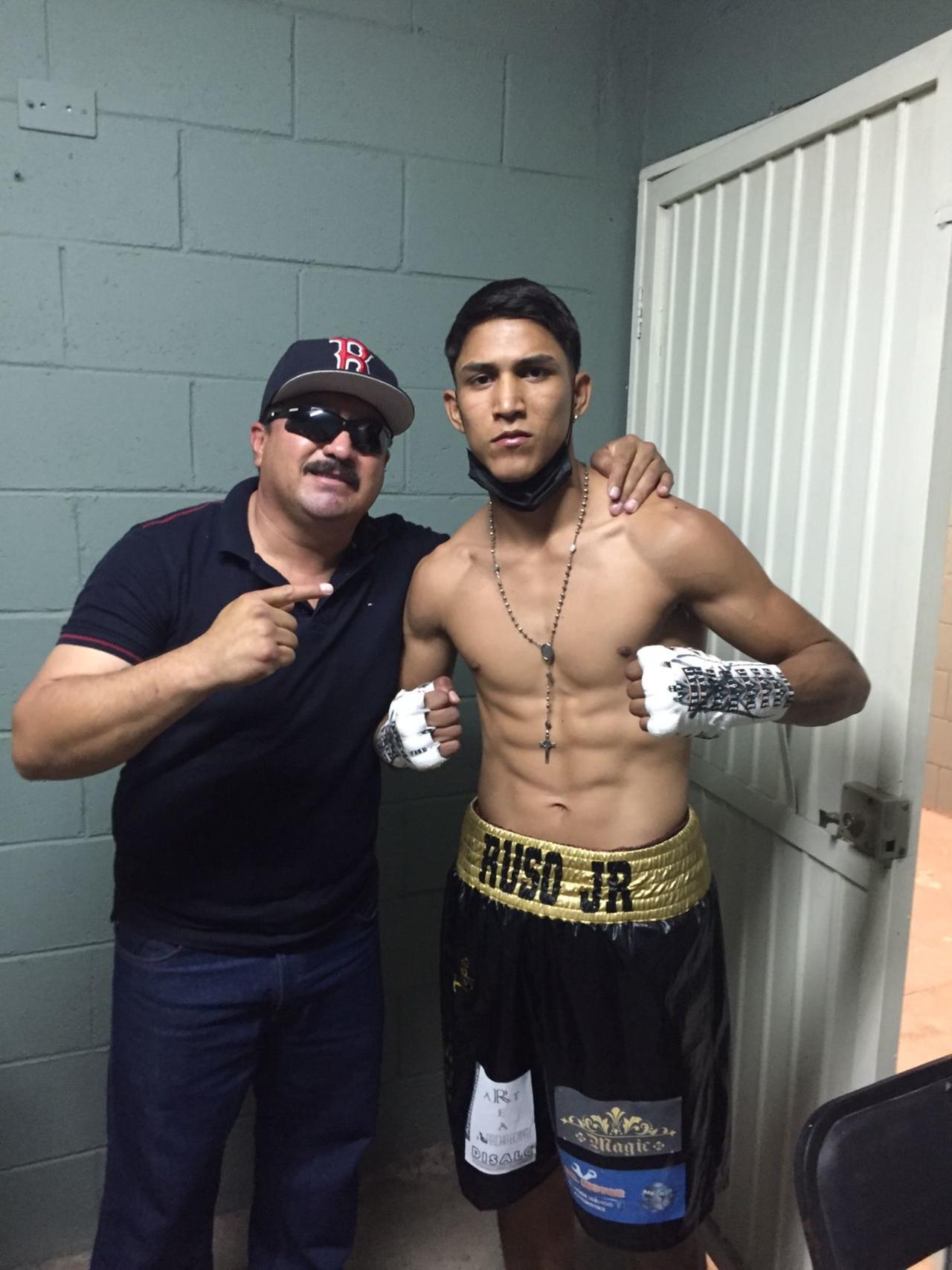 Otro peleador lagunero que también repartió metralla este fin de semana, fue Abel “Ruso” Rivas, quien participó en una función en Culiacán, Sinaloa, que fue encabezada por el hijo de la gran gloria del boxeo mexicano, Julio César Chávez Carrasco.
