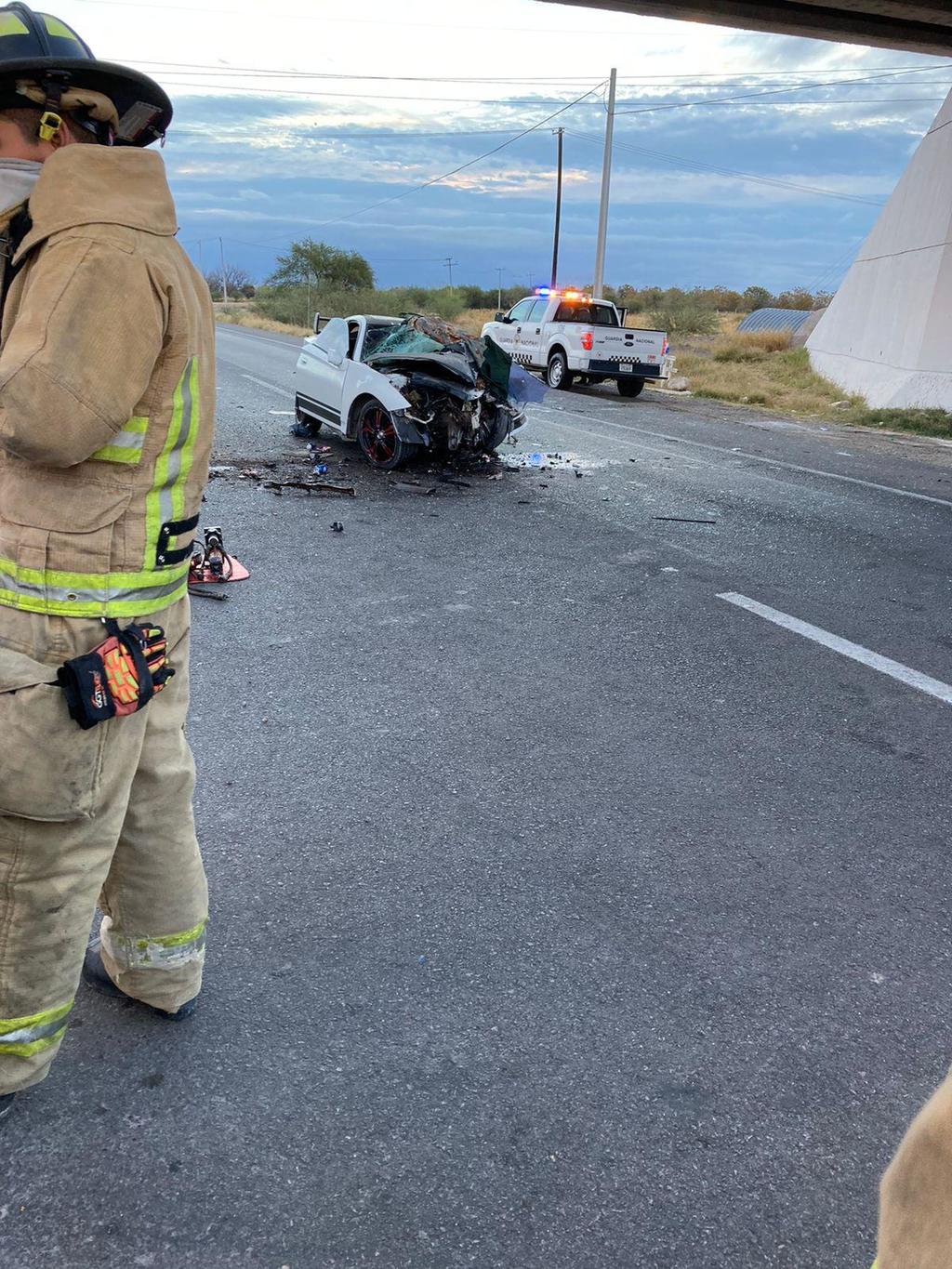 El vehículo se impactó contra la base de un puente en el municipio de San Pedro. (EL SIGLO DE TORREÓN) 