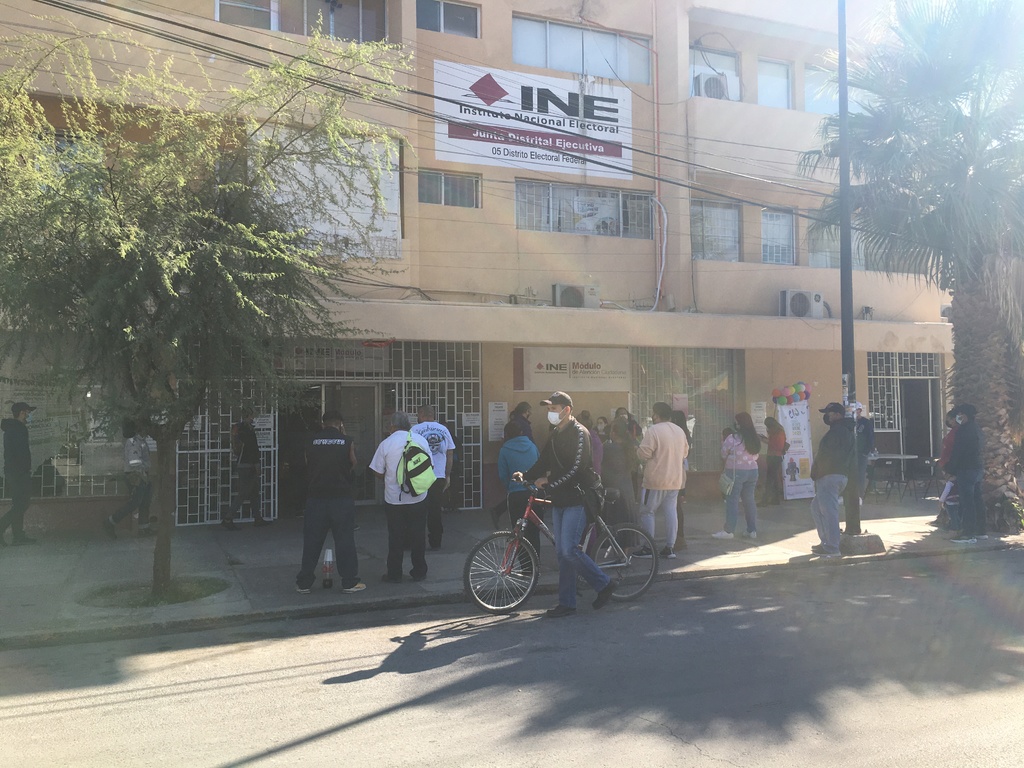 Llama el INE a la ciudadanía a actualizar su credencial. (EL SIGLO DE TORREÓN)