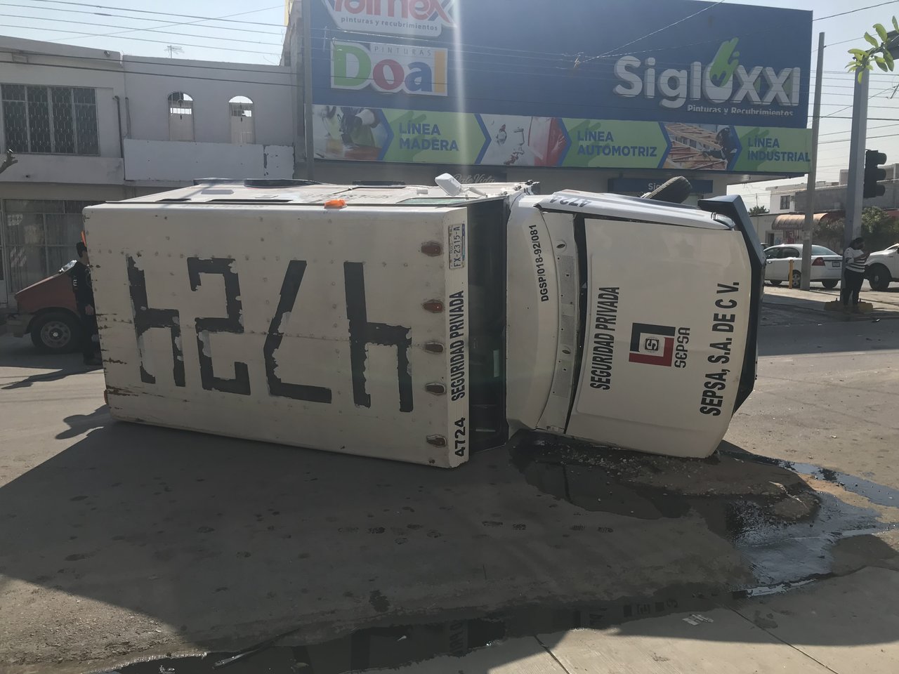 Camión de valores vuelca en Centro de Torreón