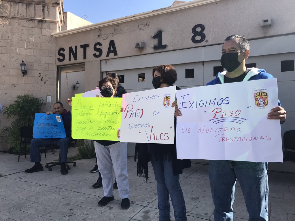 Trabajadores del SNTSS, amagaron ayer con suspender labores a partir de este martes si no recibían su compensación. (EL SIGLO DE TORREÓN)