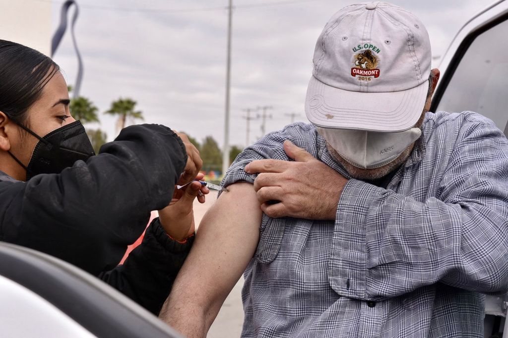 La aplicación del refuerzo de la vacuna contra el COVID-19 a personas adultas mayores inició ayer en Torreón y comprende del 20 al 29 de diciembre, según el calendario de Bienestar. (ÉRICK SOTOMAYOR)