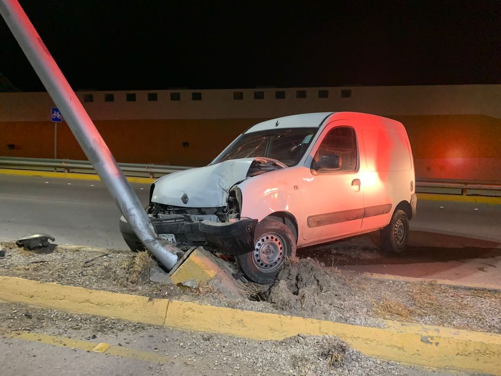 El vehículo se impactó contra el poste de una luminaria. (EL SIGLO DE TORREÓN) 