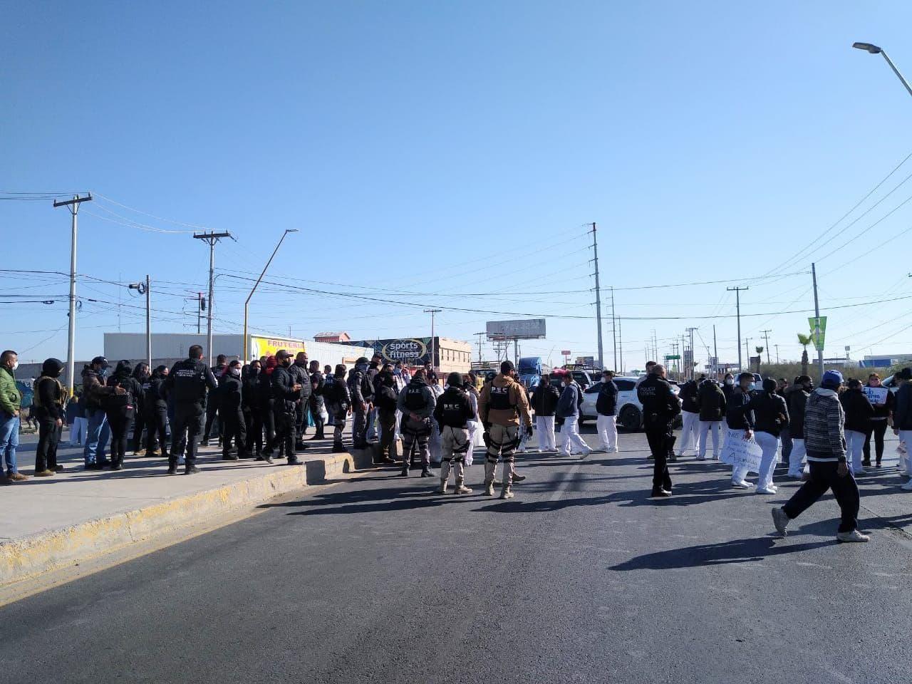 La protesta inició al exterior del área de Urgencias y después se extendió hasta la carretera Torreón-Matamoros, a la altura del Manto de la Virgen. En ambos sentidos las vialidades fueron bloqueadas por los profesionales sanitarios. (ANGÉLICA SANDOVAL) 