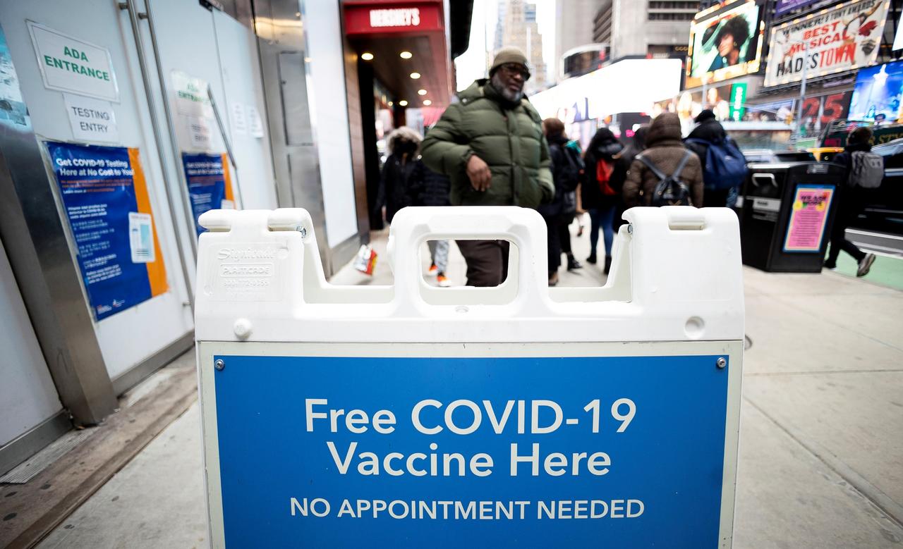 Los neoyorquinos que a partir de este martes se pongan la dosis de refuerzo de la vacuna contra el COVID-19 recibirán una bonificación de 100 dólares, en un momento en el que los contagios se han disparado. (ARCHIVO) 