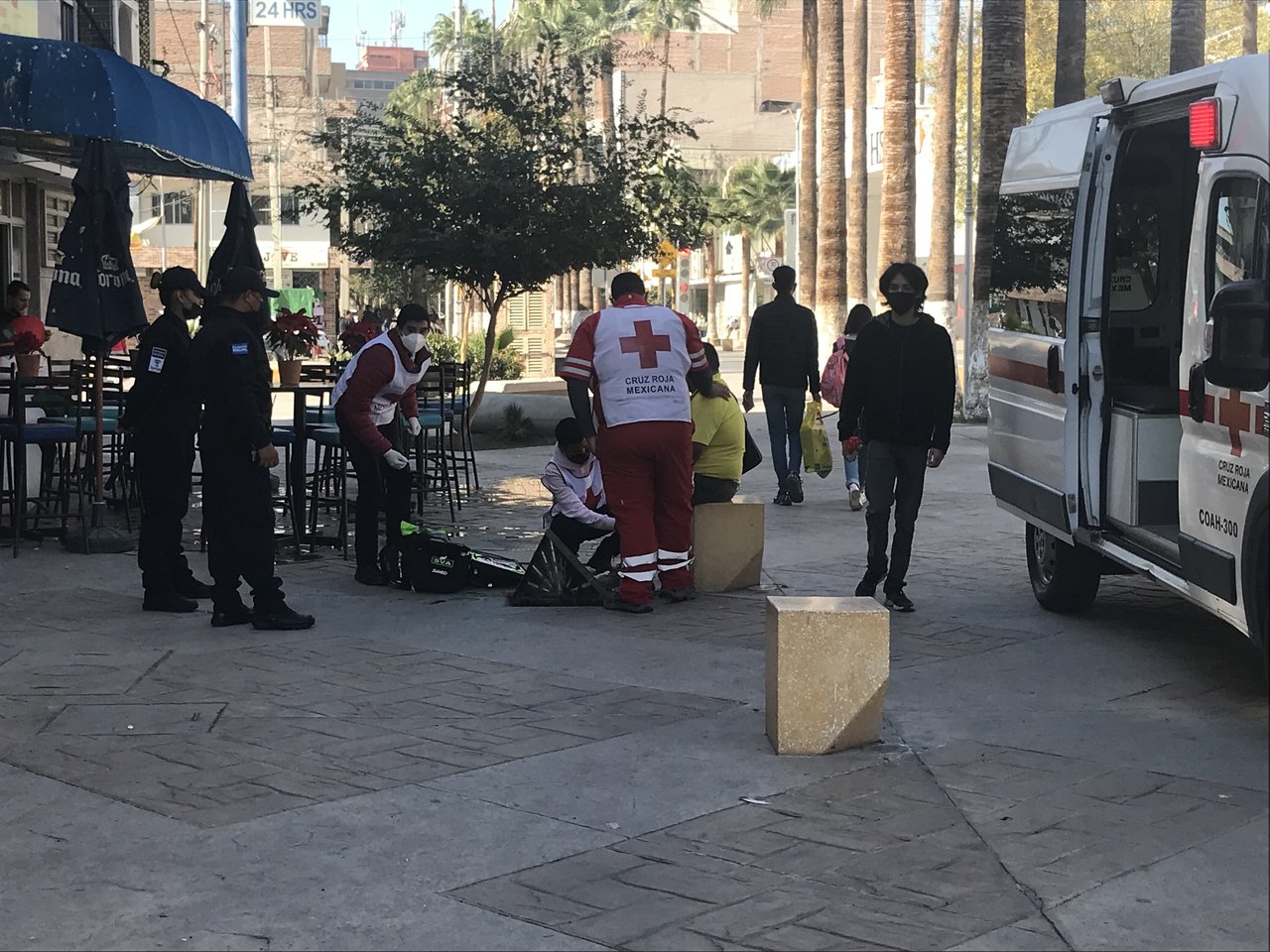 Hombre resulta lesionado tras caer en un registro sobre el Paseo Morelos de Torreón