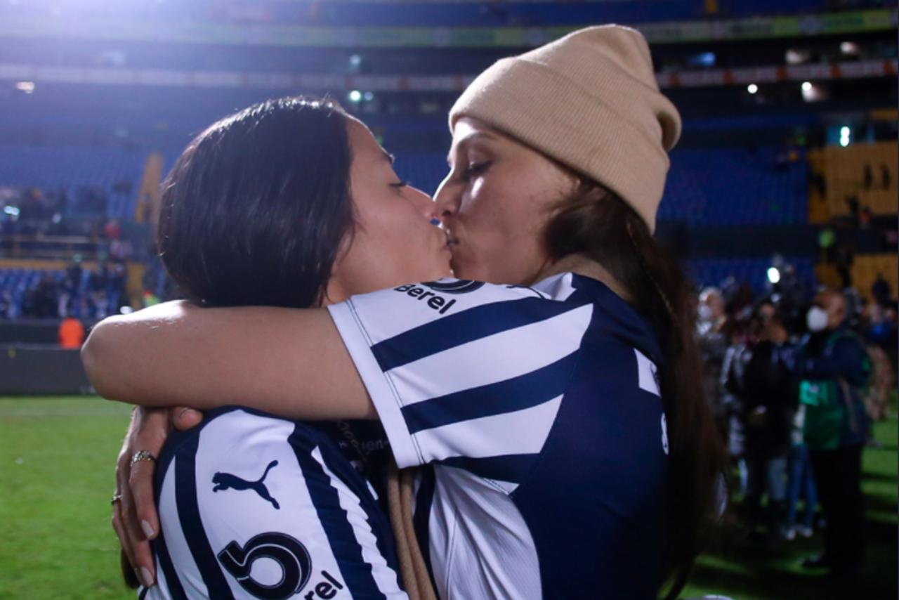 Luego de que las Rayadas de Monterrey se colocaron como las campeonas del Apertura 2021 de la Liga MX Femenil, las futbolistas celebraron a lo grande, y una de ellas fue la jugadora Rebeca Bernal, quien recibió el apoyo de su novia Janelly Farías. (CORTESÍA) 
