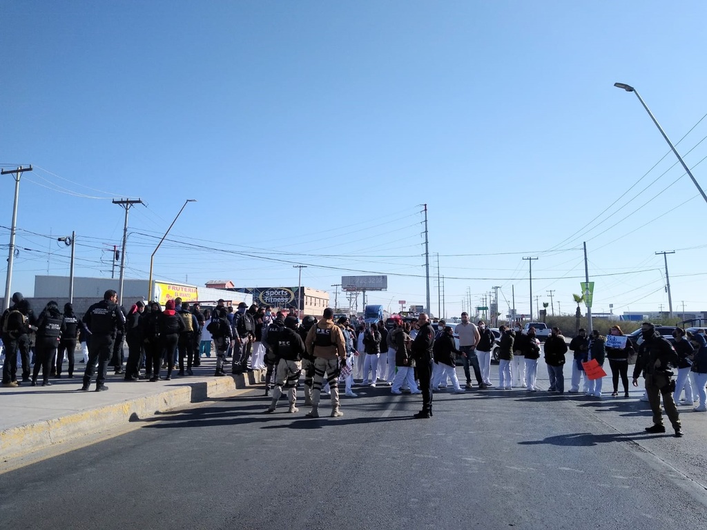 Personal de salud de La Laguna primero se manifestó al exterior del área de Urgencias del Hospital General y más tarde bloquearon la carretera Torreón-Matamoros, lo que generó un caos vial. (EL SIGLO DE TORREÓN)