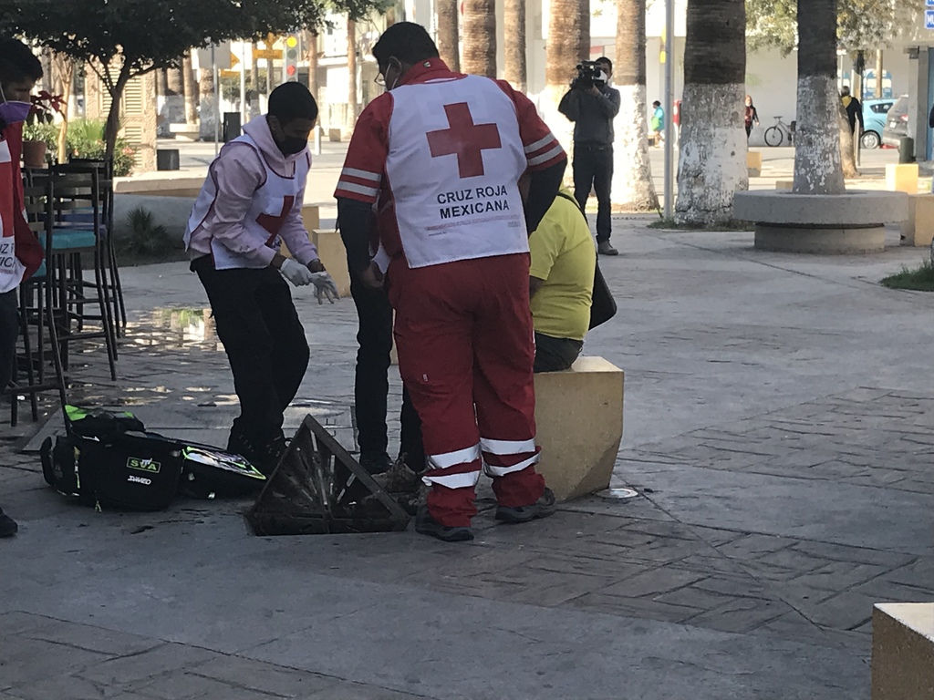 El hombre resultó con una herida en la pierna derecha.  (EL SIGLO DE TORREÓN) 