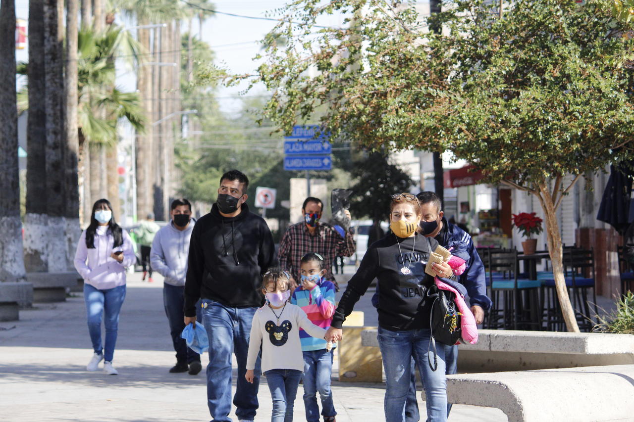 López Obrador se dijo 'contento' de que la gente salga nuevamente a hacer las compras navideñas como en otros años, sin pronunciarse sobre posibles medidas para evitar la propagación del coronavirus.  (VERÓNICA RIVERA) 