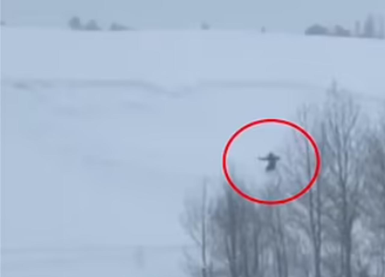 El esquiador no quedó tan debajo de la superficie y logró respirar tras hacer un hoyo en la nieve (CAPTURA)