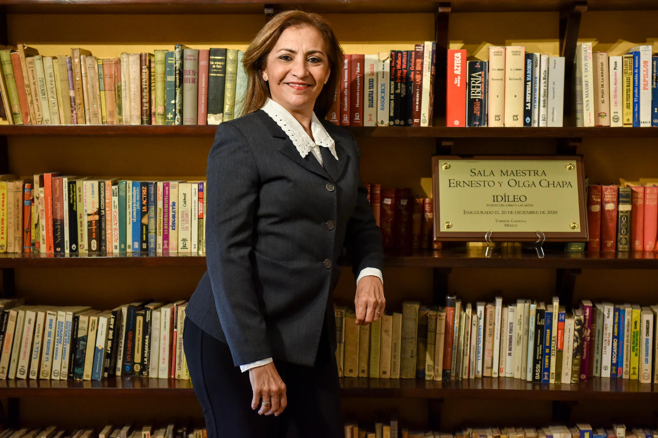 Renata Chapa ha creado un espacio público para la práctica de la lectura en lo más íntimo de su hogar, un inmueble ubicado en la colonia Ampliación Los Ángeles de Torreón. Repisas repletas de volúmenes cubren las paredes y el conocimiento parece desbordarse en un símbolo del significado que el libro tiene para su familia. (Erick Sotomayor/ El Siglo de Torreón) 
