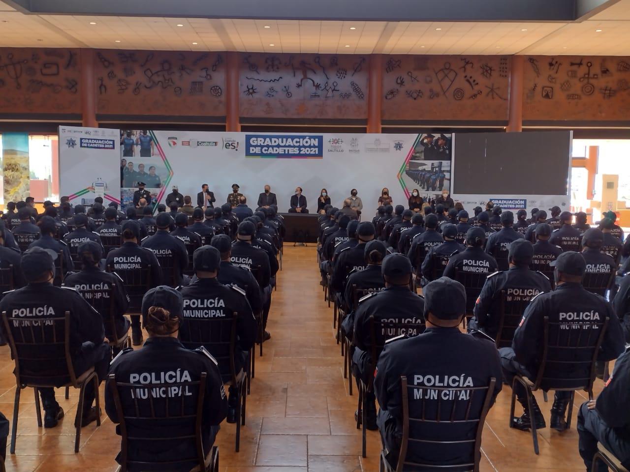 Fueron 38 mujeres y 59 hombres los egresados, quienes en el transcurso de cinco meses llevaron una preparación híbrida, y los cuales próximamente se habrán de integrar a una de las subespecializaciones de la Comisaría de Seguridad y Protección Ciudadana. (CORTESÍA) 