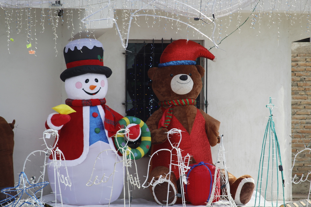 La venta de luces y adornos navideños no ha sido tan buena como se esperaba en el presente año. (VERÓNICA RIVERA)