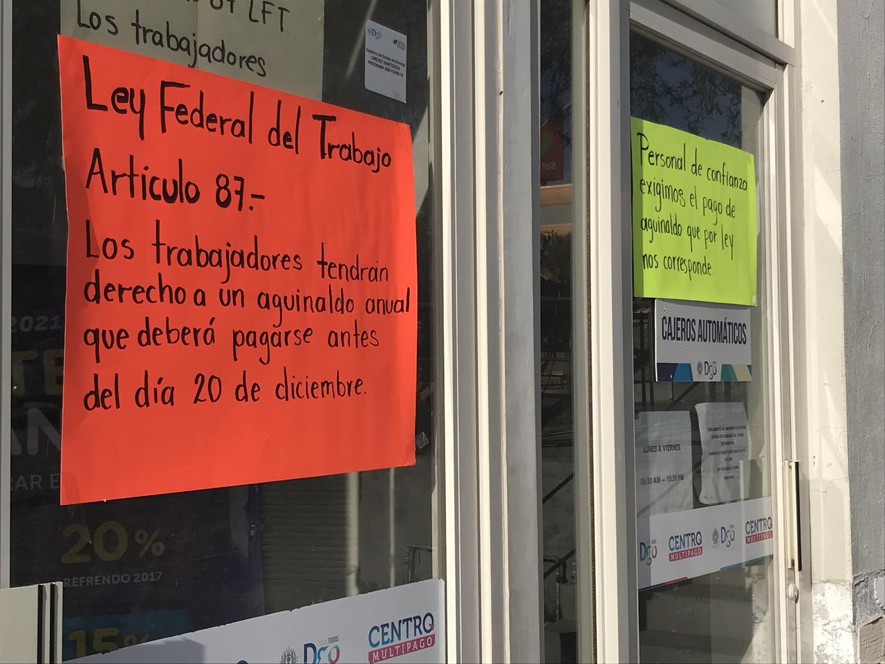 Los contribuyentes comenzaron a llegar desde temprana hora con la esperanza de que este viernes el servicio se hubiera reactivado pero no fue así. Aunque los trabajadores se encuentran dentro de las oficinas, no prestan el servicio. (GUADALUPE MIRANDA) 