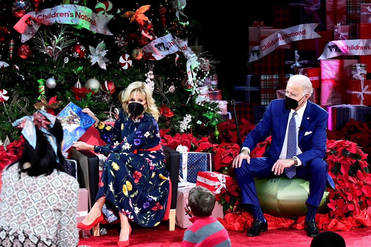 El presidente estadounidense Joe Biden y la primera dama Jill Biden realizaron una visita navideña a niños hospitalizados que no pueden ir a casa por los feriados. (EFE) 