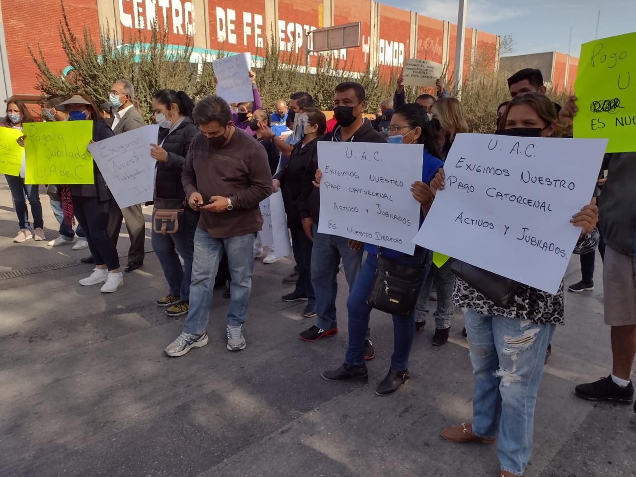 Se realizaron manifestaciones en Torreón y Saltillo por la falta de pago a trabajadores, pensionados y jubilados de la Universidad Autónoma de Coahuila. (RAMÓN SOTOMAYOR) 