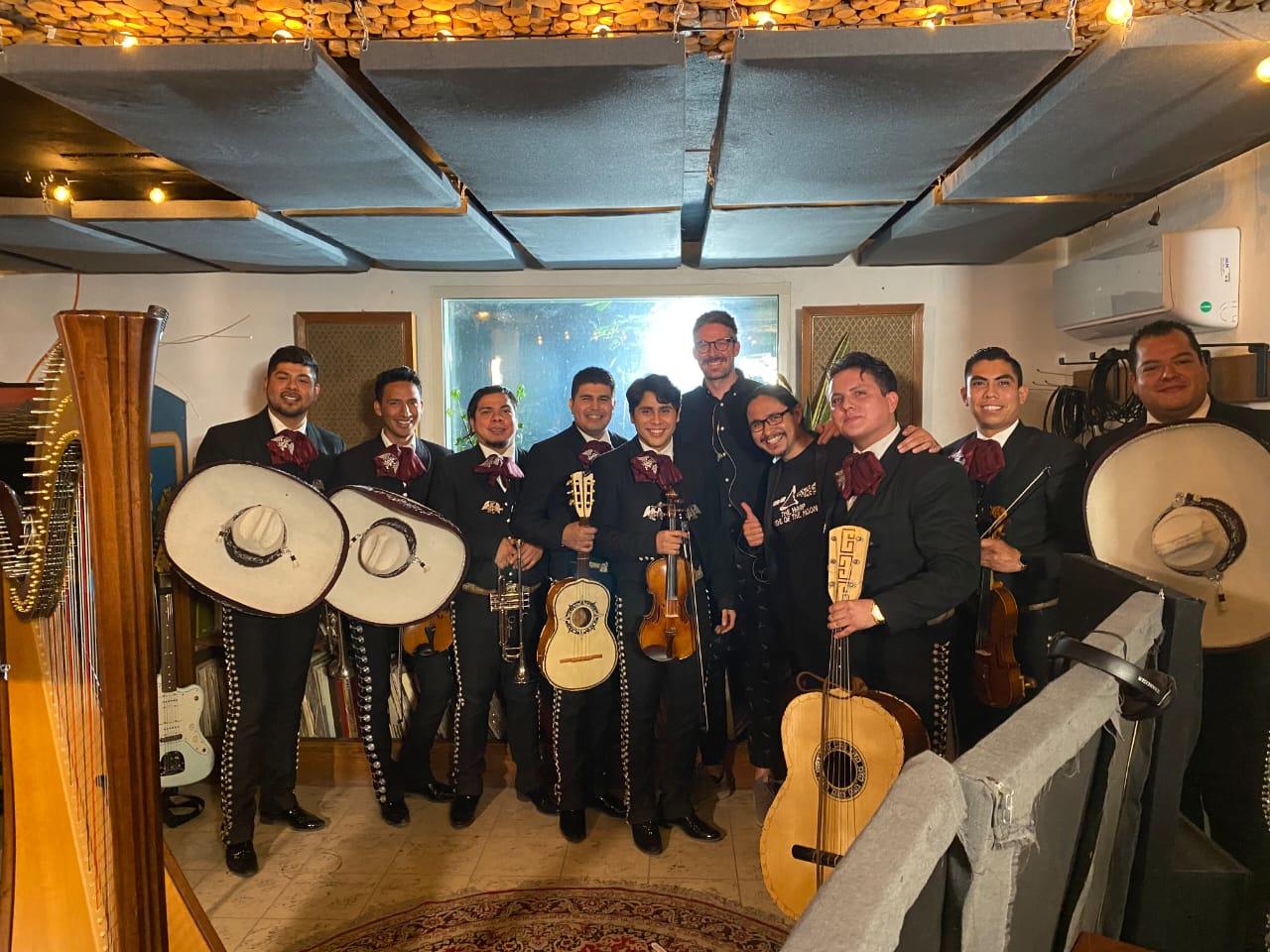 La exploración en las sonoridades del mariachi y el jazz ha gestado el nuevo álbum del arpista lagunero César Secundino, en el cual es acompañado por el Mariachi Ángeles de México. Una navidad con mariachi es su primer experimento derivado de la tesis doctoral que actualmente realiza en la New York University (NYU).
