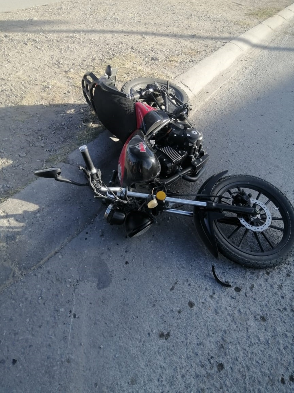 El taxi le cortó la circulación al motociclista y provocó el choque. (EL SIGLO DE TORREÓN)