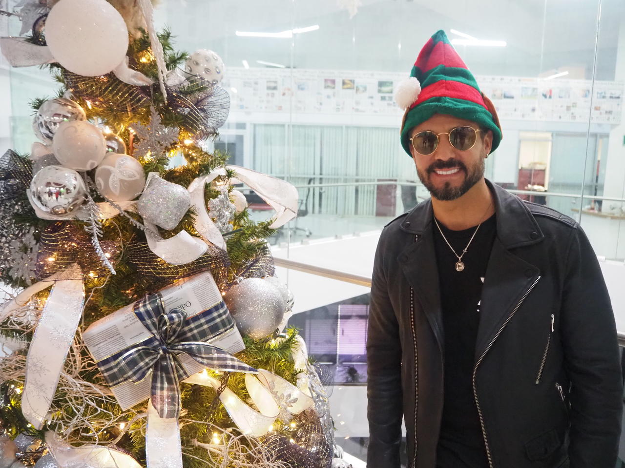 Contento.  El actor y baterista, José Ron,  visitó El Siglo de Torreón, en donde se puso un gorrito de duende navideño y habló de su mejor regalo de vida.  (FOTOS: FERNANDO COMPEÁN, VERÓNICA RIVERA Y CORTESÍA)