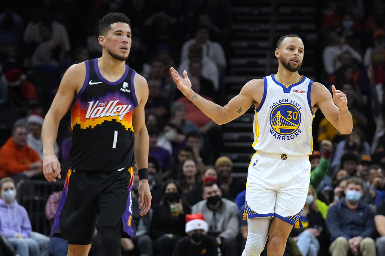 Curry soportó casi toda la carga, recuperándose de una mala actuación para superar los 20 puntos por primera vez en un duelo de Navidad. (AP) 