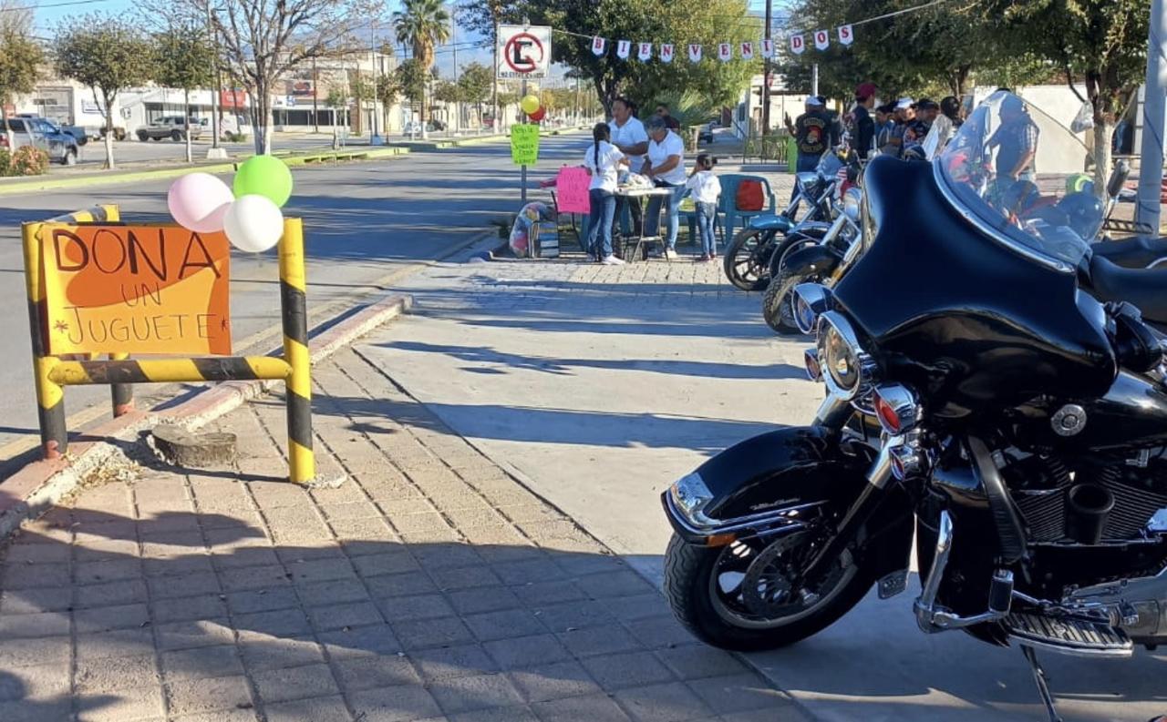 Desde temprana hora del domingo los motociclistas se instalaron en el paseo público ubicado en el cruce de los bulevares Harold R. Pape y Francisco I. Madero, frente al emblemático monumento conocido como el “rayador de queso”. (ARCHIVO) 