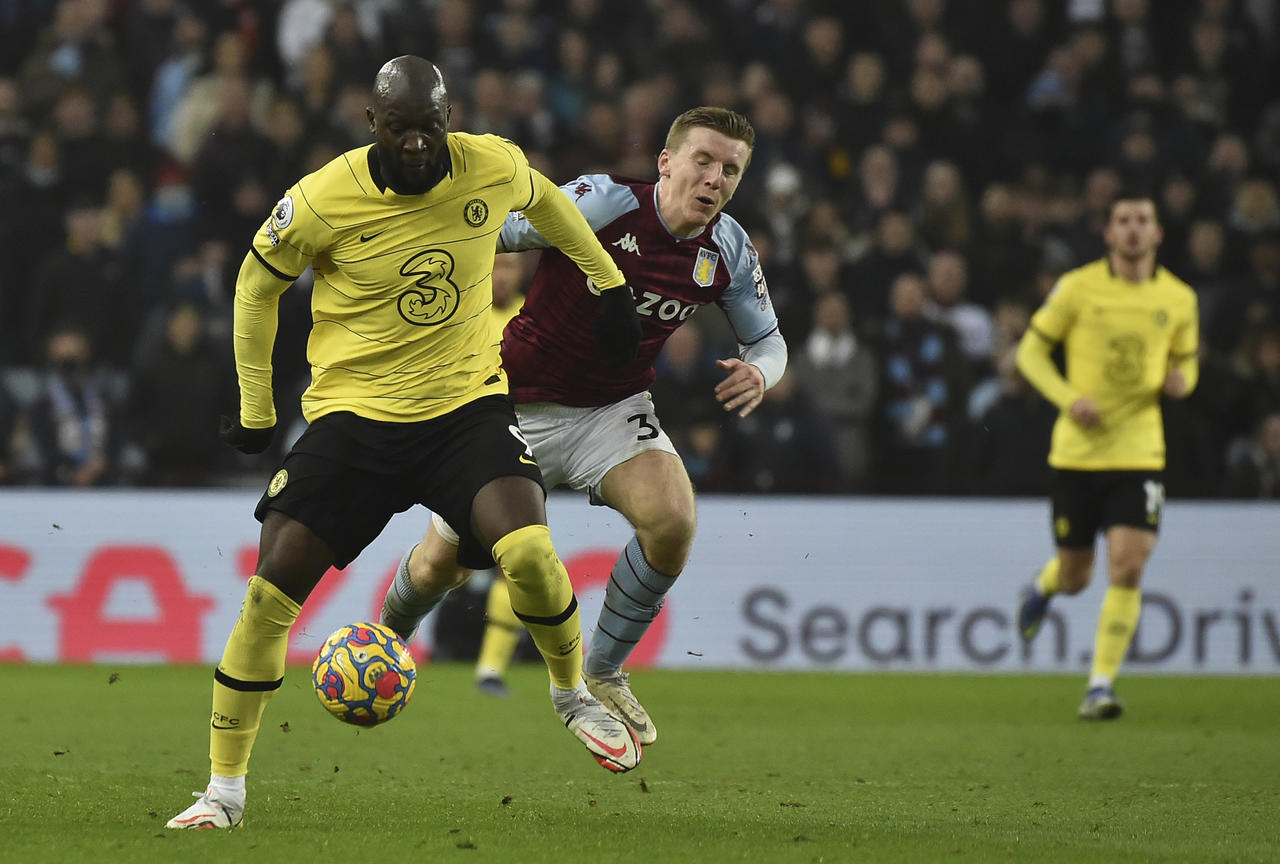 El belga Romelu Lukaku que volvió a los terrenos de juego después de su ausencia por COVID-19, dio el triunfo en Villa Park al Chelsea (1-3), que volvió a ganar después de dos empates consecutivos que le alejaron del liderato de la Premier que ostenta el Manchester City. (AP) 
