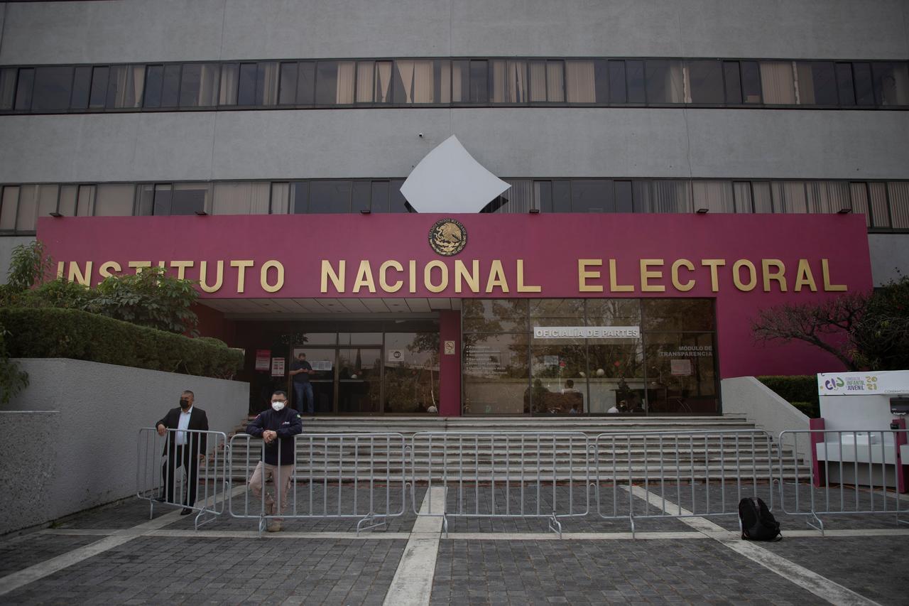 El Instituto Nacional Electoral (INE) mexicano acusó este domingo al presidente de la Cámara de Diputados, el oficialista Sergio Gutiérrez, de una 'persecución penal' en contra del organismo autónomo ante la polémica por la consulta de revocación de mandato.
