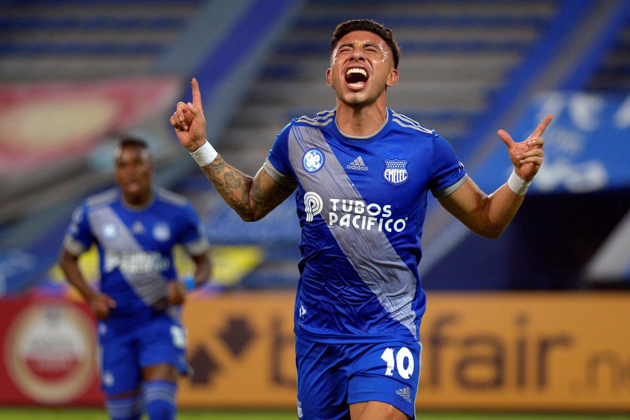 El América continúa haciendo movimientos en su plantel rumbo al Torneo Clausura 2022, tras la llegada de Diego Valdés proveniente de Santos Laguna y Jonathan Dos Santos del L.A. Galaxy, ahora el conjunto azulcrema tiene los ojos dirigidos a Joao Joshimar quien actualmente milita en el Club Sport Emelec de Ecuador. (EFE/ Marcos Pin) 
