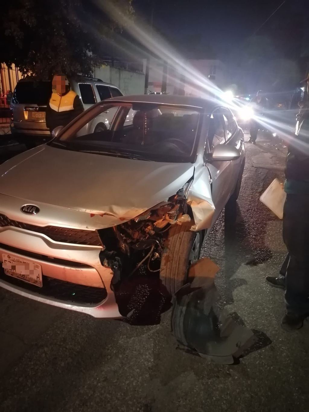 El vehículo Kia se impactó contra dos autos estacionados en la colonia las Torres de Torreón. (EL SIGLO DE TORREÓN) 