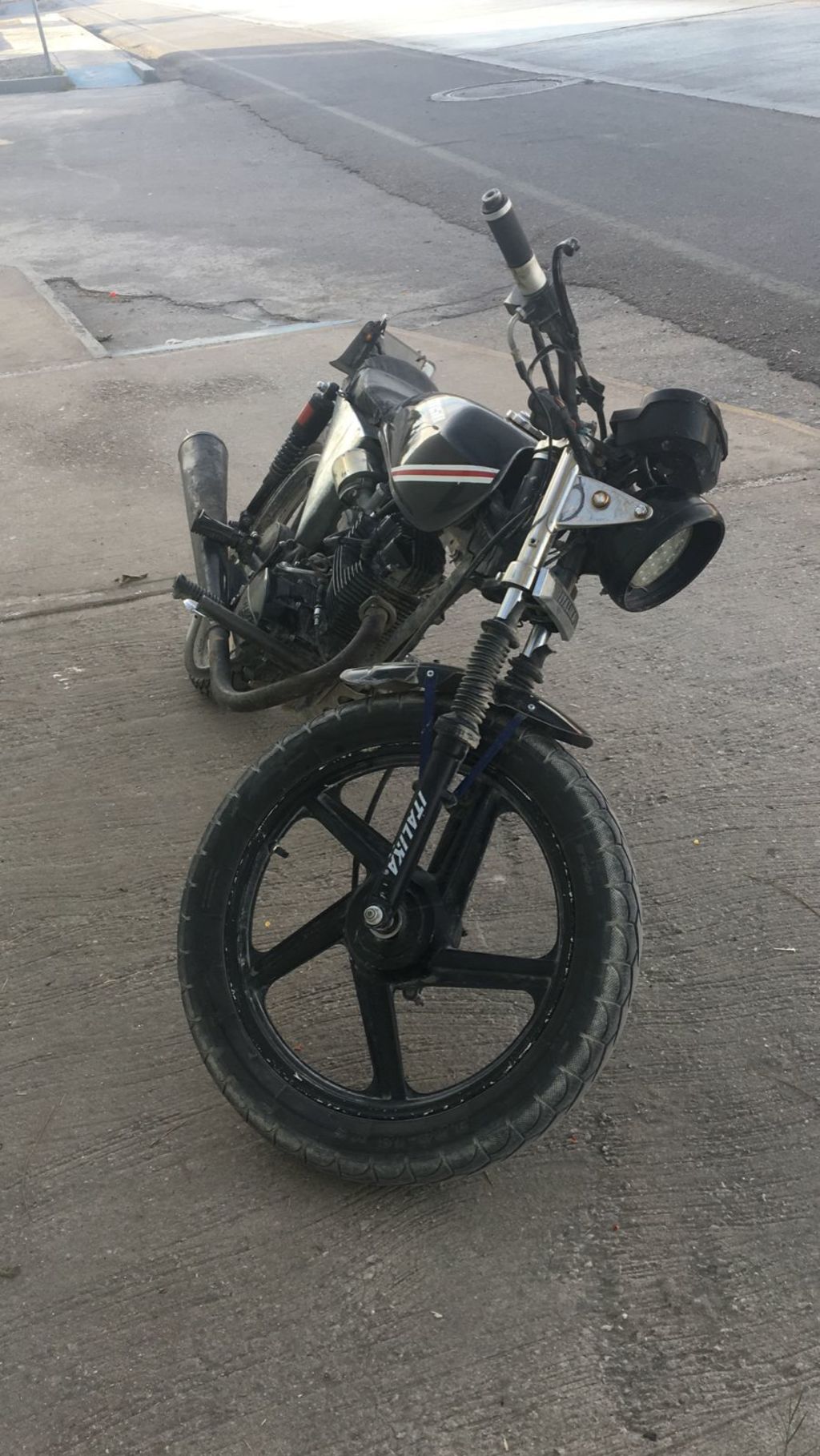 La pareja viajaba a bordo de una motocicleta Italika.