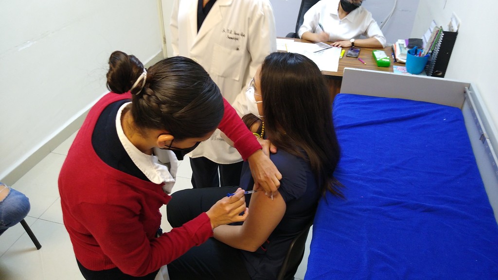 La Organización Mundial de la Salud dice que si una persona no se vacuna, corre el riesgo de contraer enfermedades graves.