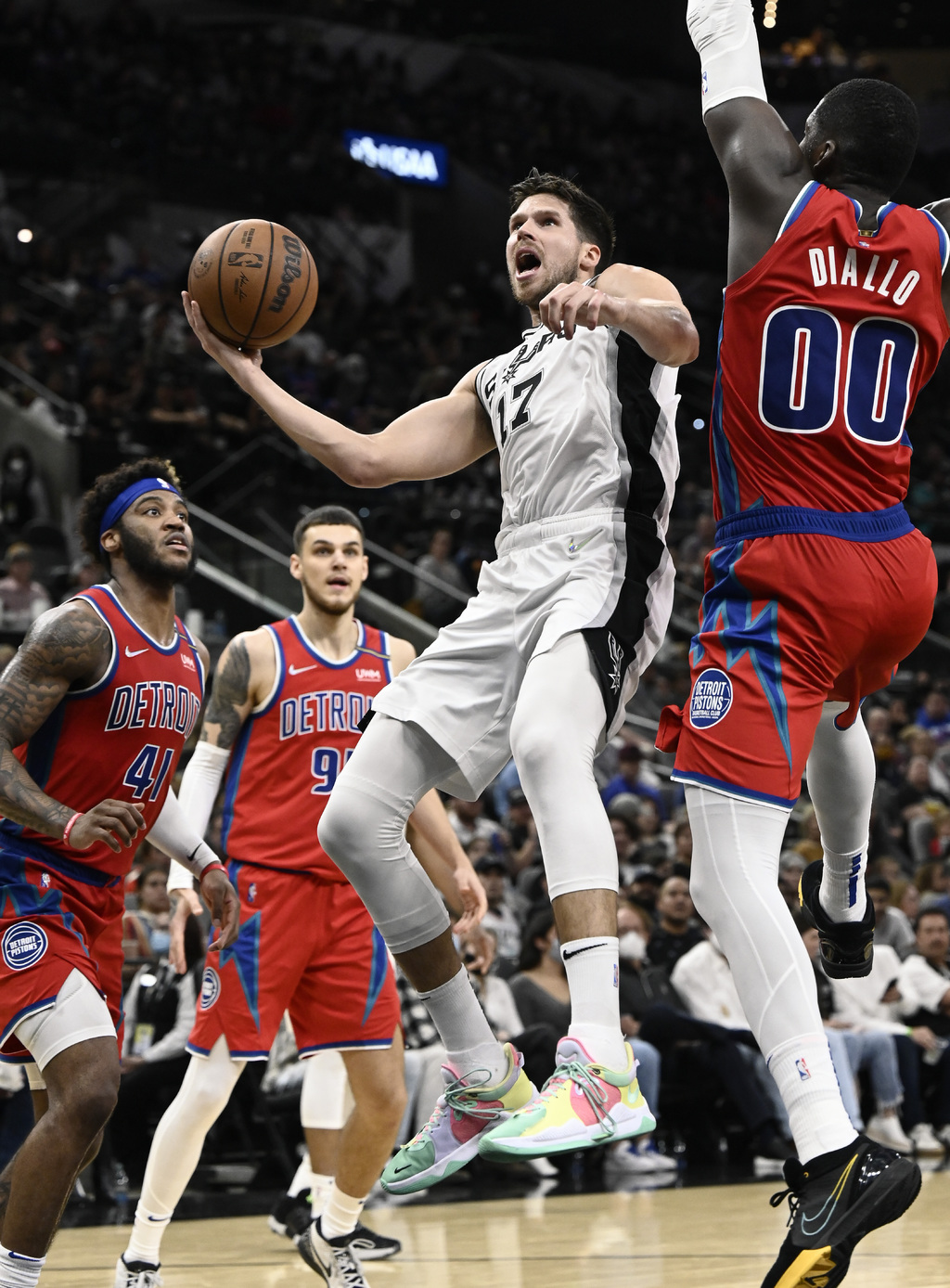 Los Spurs apalearon 144-109 a los débiles Pistones de Detroit.