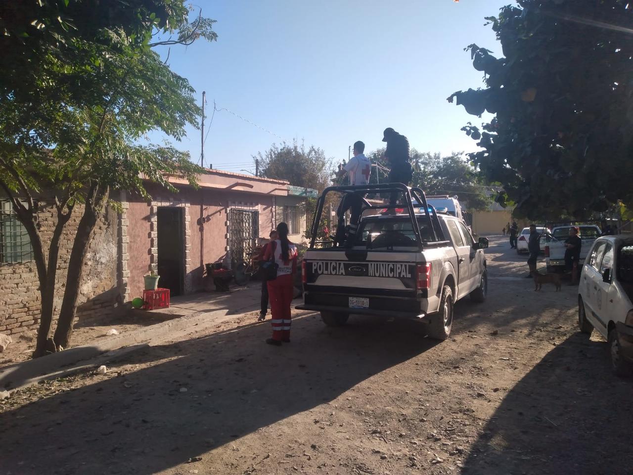 Después de varios intentos sin éxito finalmente el personal de Protección Civil solicitó a los elementos policiacos que se retiraran del lugar y fue entonces que lograron convencerlo a recibir la atención requerida. (EL SIGLO DE TORREÓN )