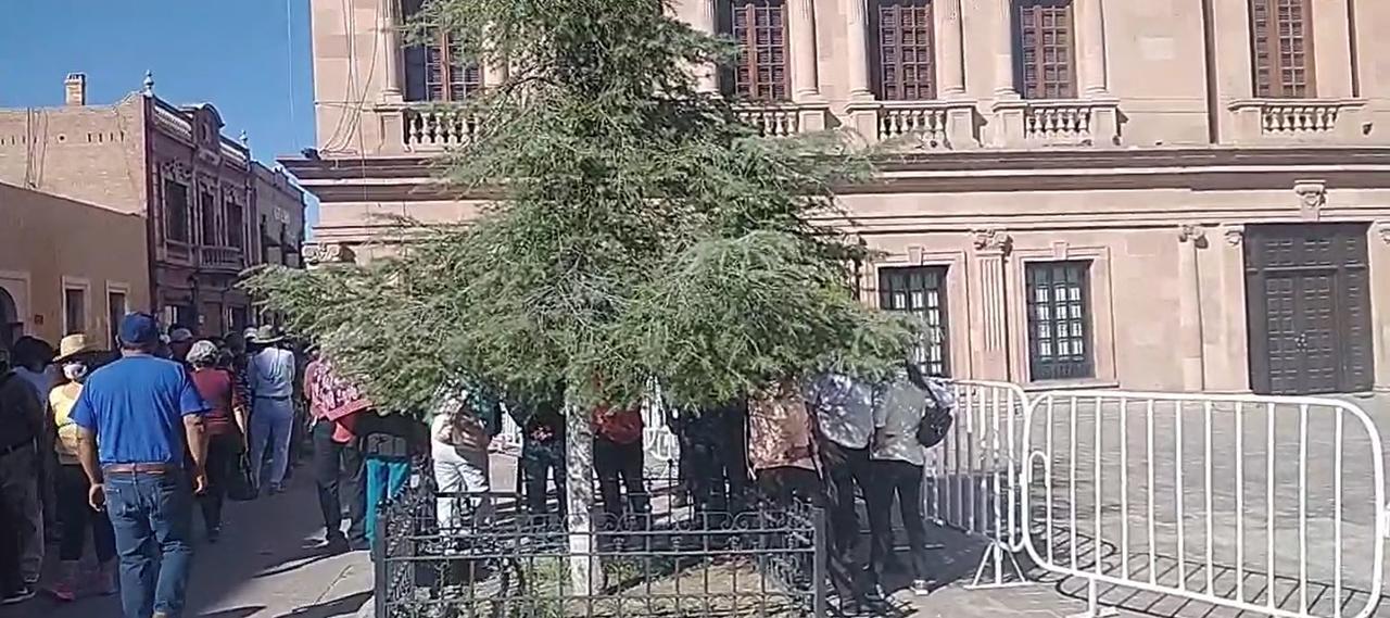 Los maestros acudieron esta mañana a Palacio de Gobierno para entregar un escrito dirigido al gobernador de Coahuila, Miguel Ángel Riquelme Solís.