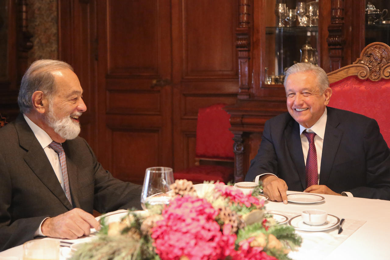 'Desayuné con Carlos Slim que, además de amigo y buen empresario, contribuye al desarrollo del país', informó López Obrador en redes sociales. (TWITTER)