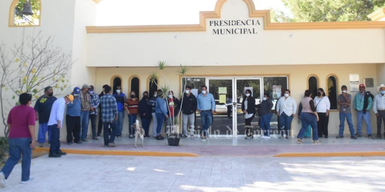 La mañana de este lunes más de un centenar de empleados municipales tomaron el Palacio Municipal de Abasolo para exigir que se les pague el finiquito. (EL SIGLO COAHUILA)