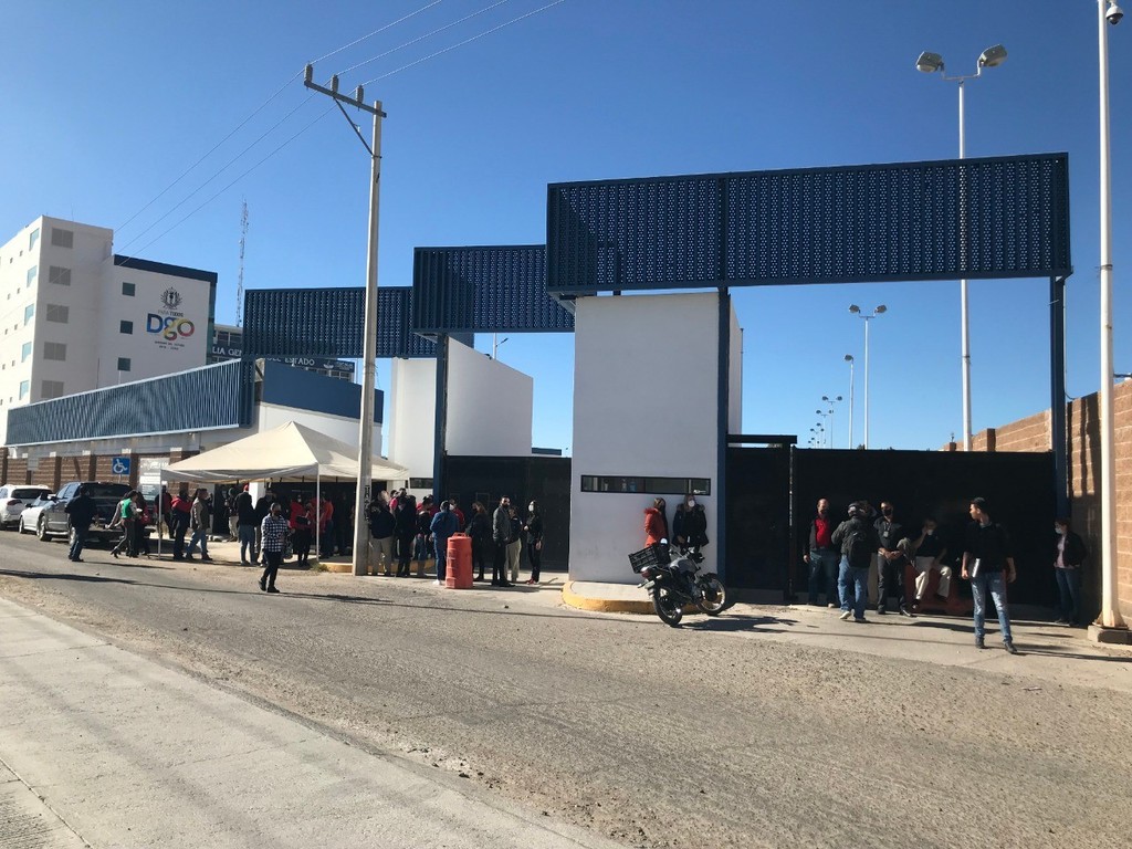 La mañana de ayer lunes se realizó un paro de labores de trabajadores administrativos de la Fiscalía General del Estado de Durango (FGED) que no han recibido su pago.