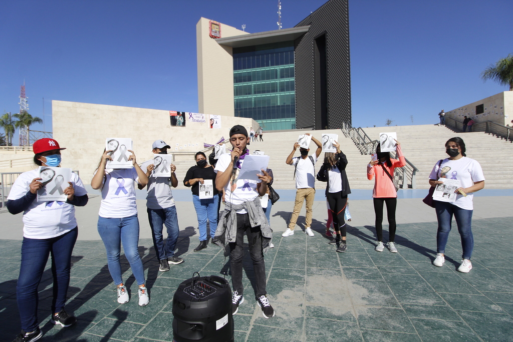 Familiares y amigos de Genoveva protestaron de forma pacífica en la Plaza Mayor de Torreón. (EL SIGLO DE TORREÓN)