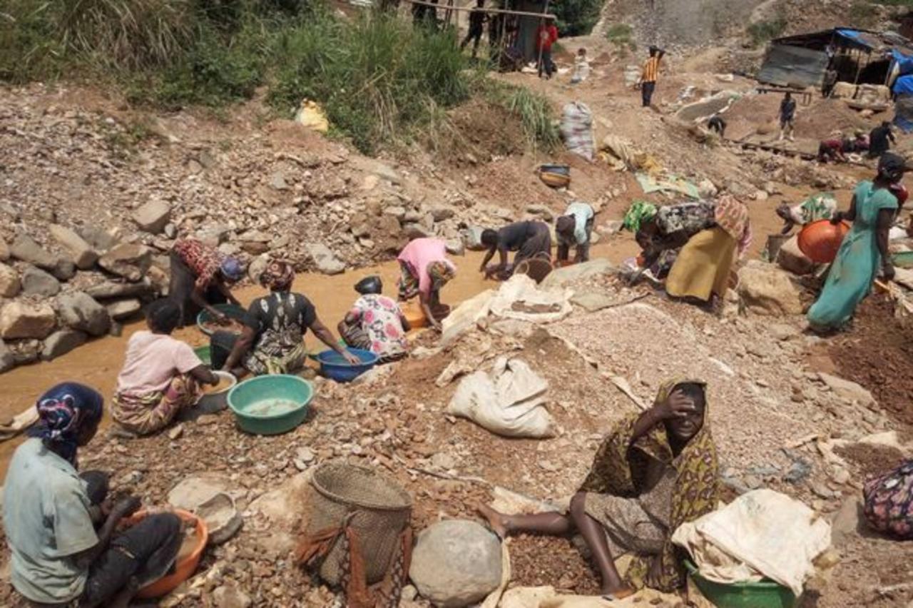 Debido a las grandes reservas de oro y la mala infraestructura en Sudán los derrumbes en las minas son frecuentes, pues sus trabajadores operan bajo malas condiciones y una preparación insuficiente, arriesgando su vida todos los días. (ARCHIVO)