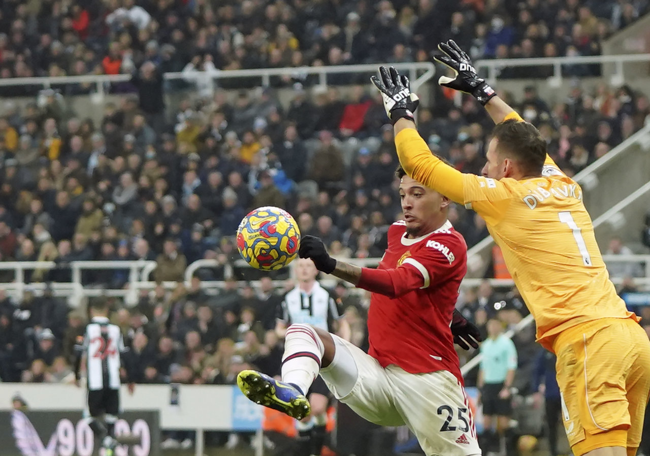 Edinson Cavani rescata al Manchester United con empate ante Newcastle