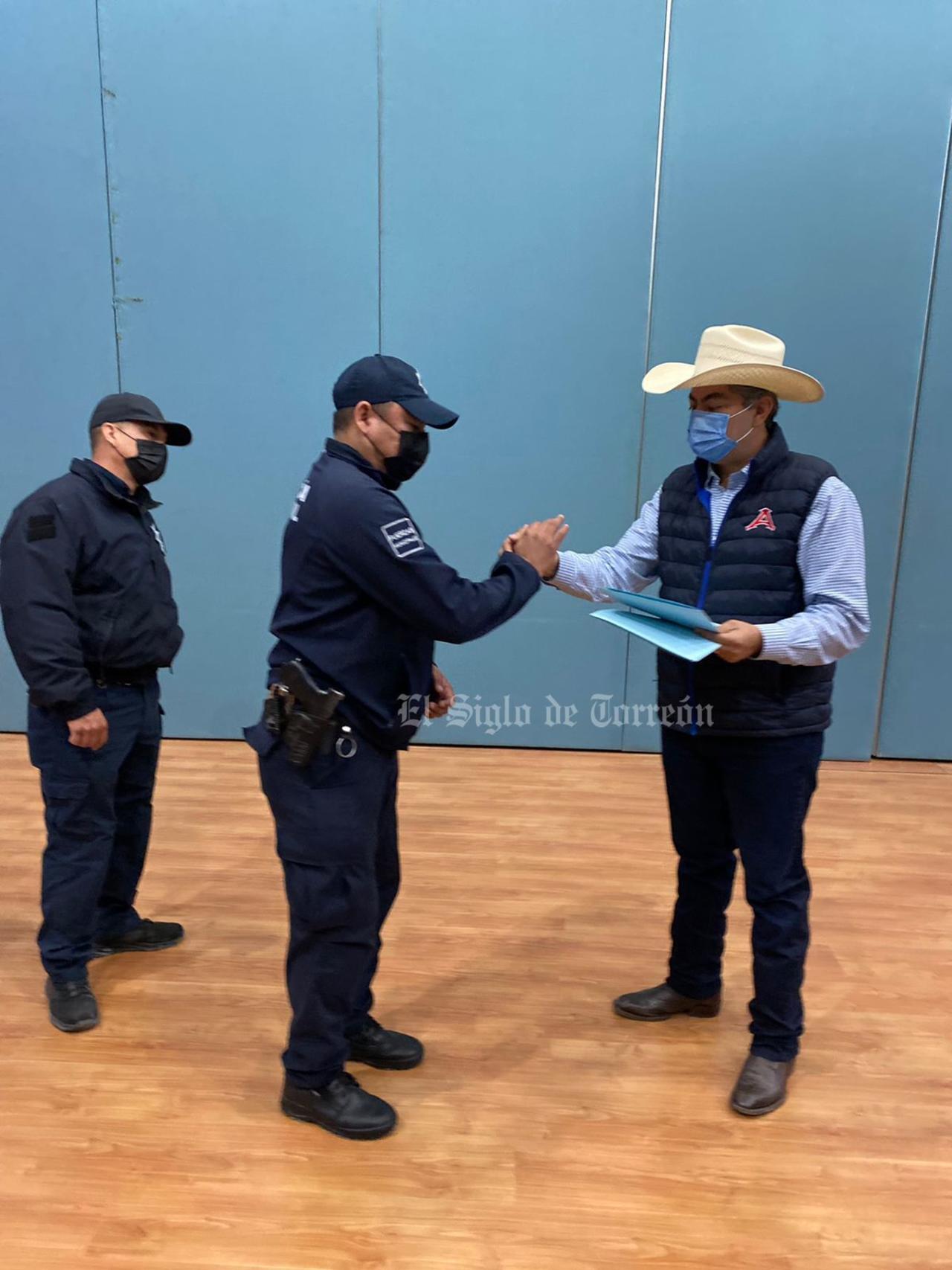 Paredes López se reunió con los agentes de policía este martes en la Sala de Seminarios. (EL SIGLO COAHUILA)