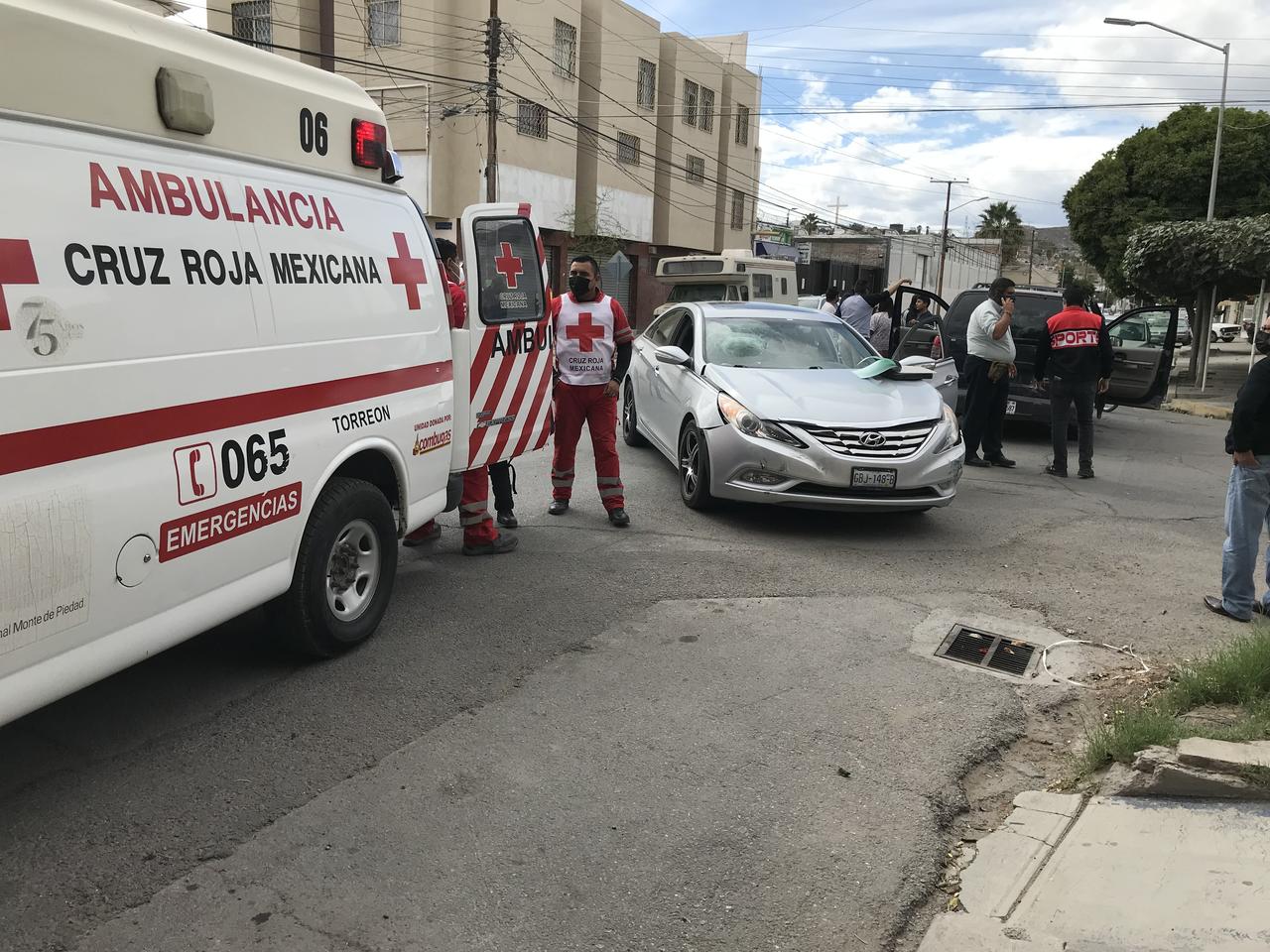 Paramédicos de la Cruz Roja arribaron al lugar para atender a la conductora de la camioneta, quien fue identificada como Perla Ivón. (EL SIGLO DE TORREÓN)