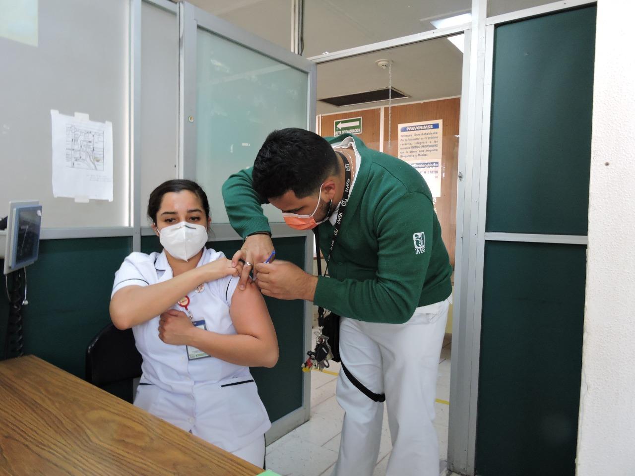 Continúa la vacunación antiCOVID al personal de salud del Instituto Mexicano del Seguro Social (IMSS) de Coahuila. (ANGÉLICA SANDOVAL)