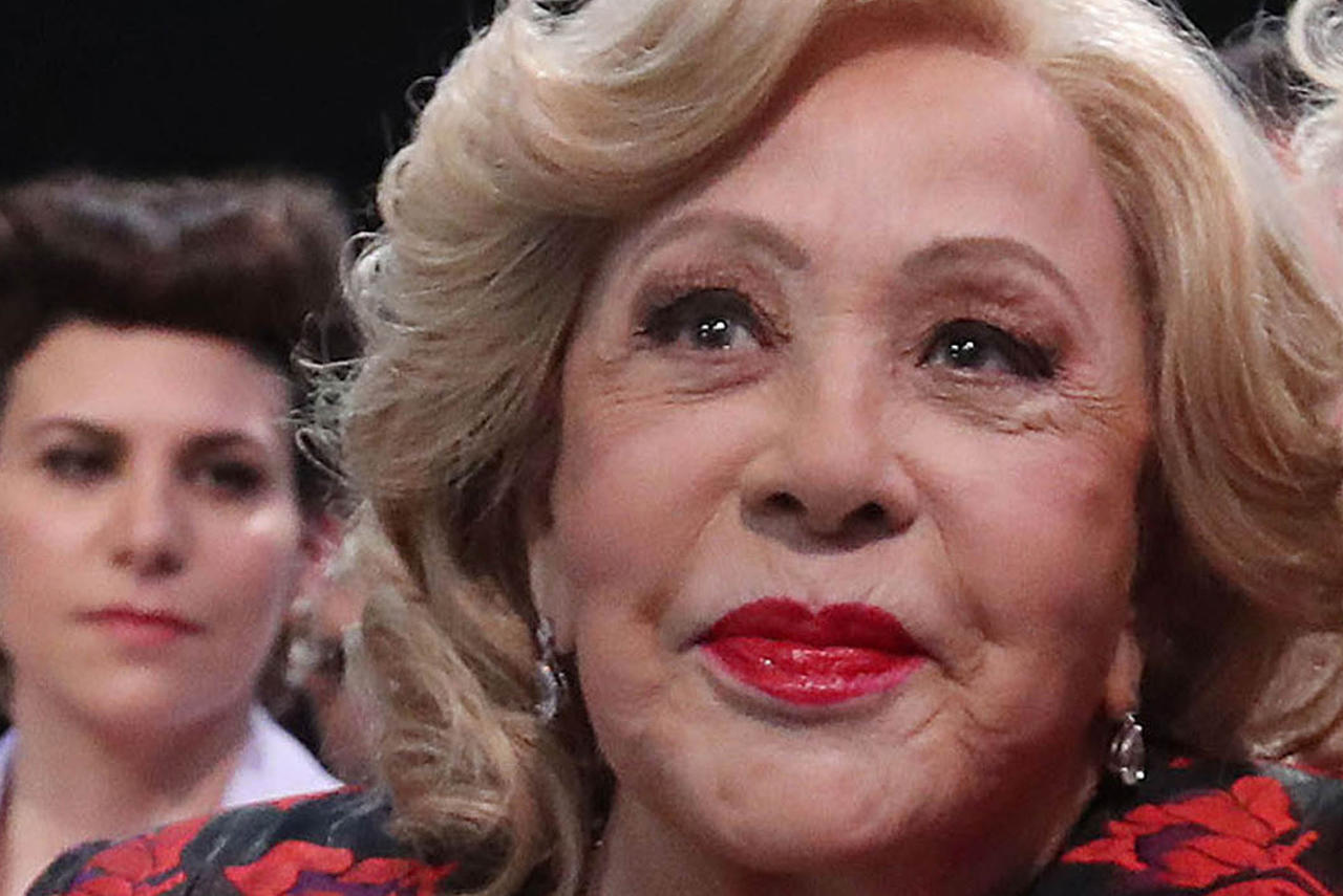 Este miércoles, Silvia Pinal volvió a su casa bromeando, feliz de estar nuevamente en el hogar luego de haber sido hospitalizada, el pasado 23 de diciembre, a causa de una arritmia cardíaca. Ya en el hospital fue detectada con COVID-19, por lo que tuvo que quedarse otros días, aunque ahora y por instrucciones médicas seguirá su recuperación allí, con muchos filtros sanitarios, como explicó su hijo Luis Enrique afuera del domicilio de la primera actriz.
