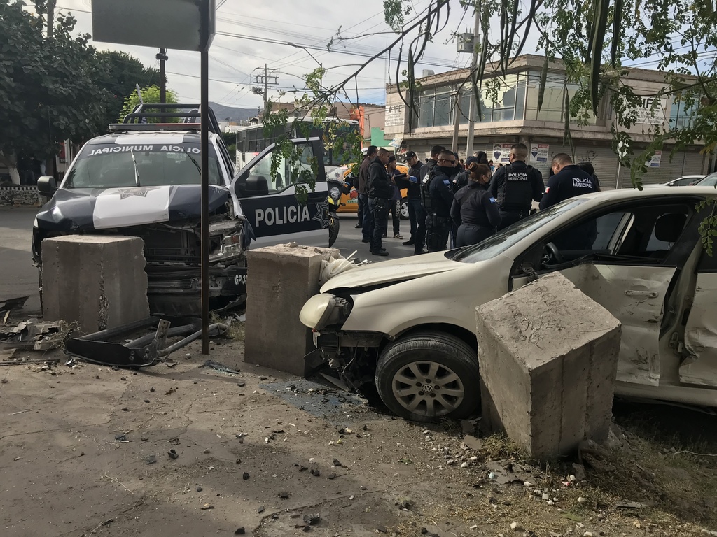 La patrulla de Gómez Palacio se impactó contra un vehículo. (EL SIGLO DE TORREÓN) 