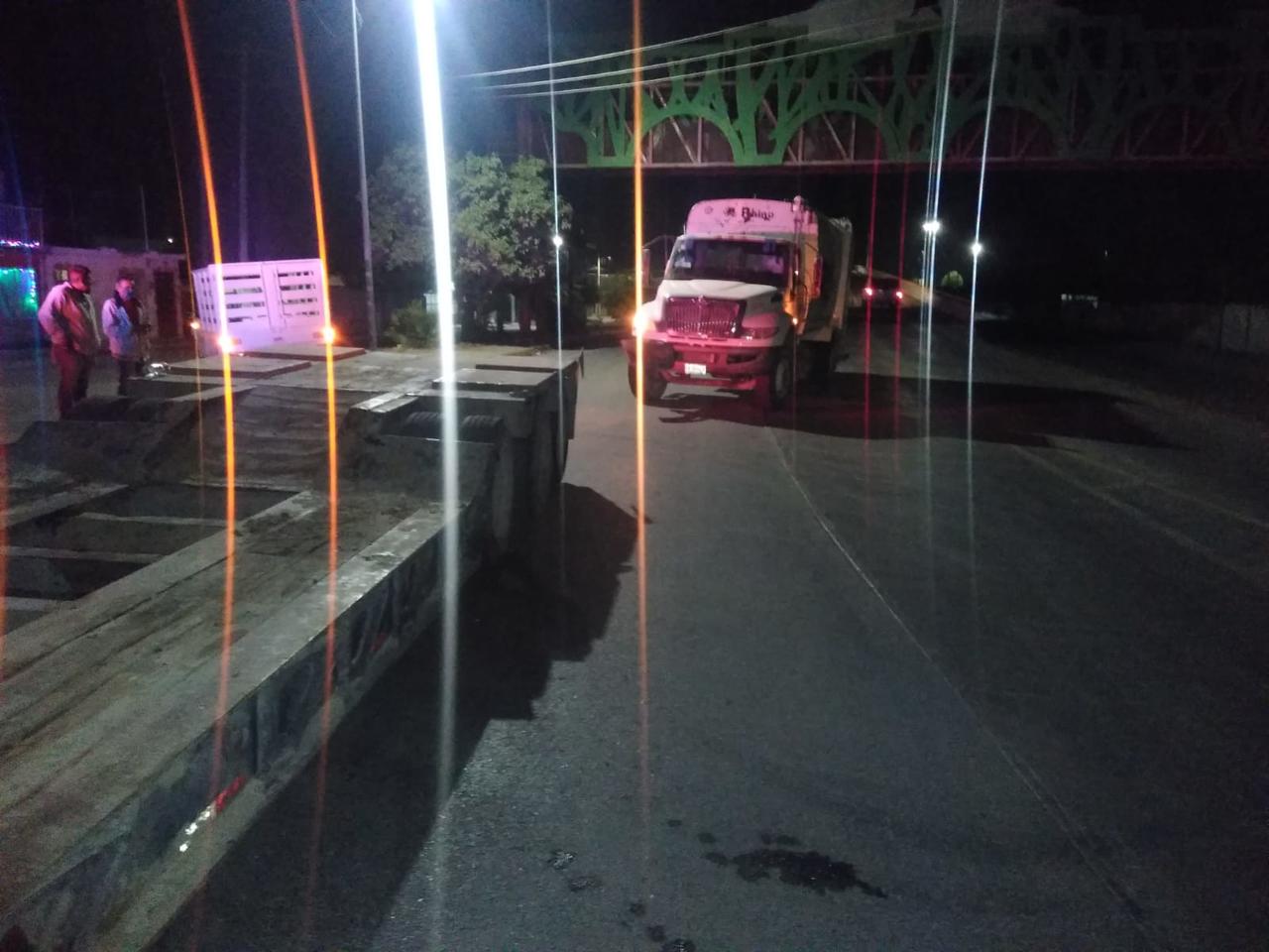 El percance se reportó a las 00:15 horas en el bulevar Justino Sánchez Madariaga y calle Arnulfo López, en la ciudad de Gómez Palacio. (EL SIGLO DE TORREÓN) 