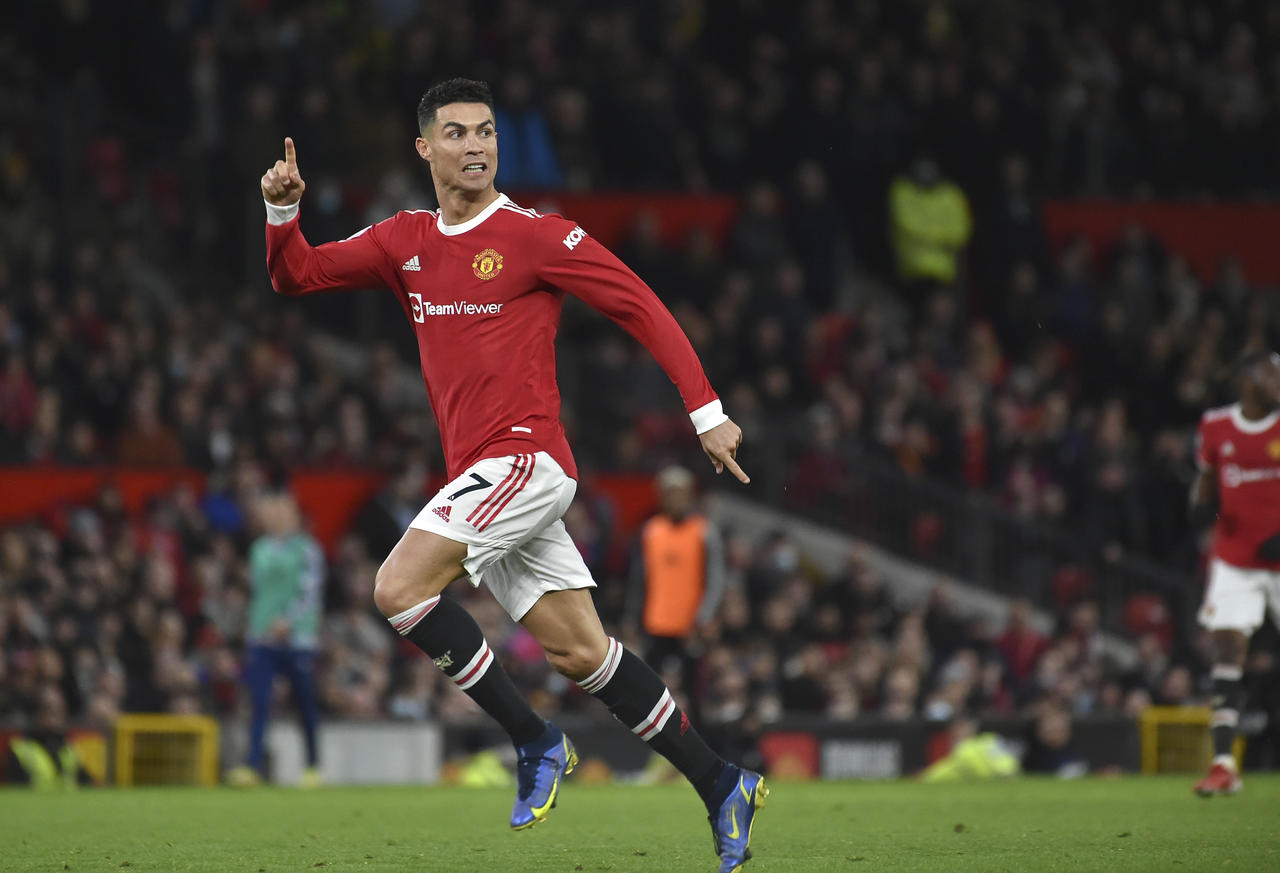 Cristiano Ronaldo consiguió su cuarto gol en sus cinco partidos más recientes dentro de la Liga Premier inglesa, y el Manchester United doblegó el jueves 3-1 al Burnley, para obtener su victoria más grande en la gestión incipiente del técnico Ralf Rangnick. (AP) 